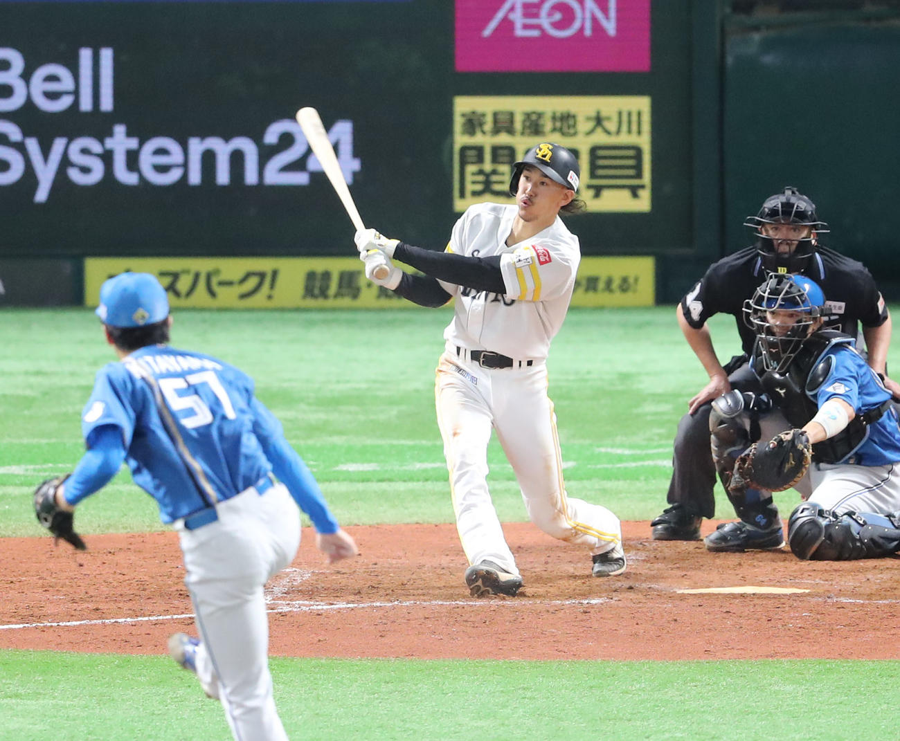 ソフトバンク対日本ハム　4回裏ソフトバンク無死一塁、三森は右越えに勝ち越しとなる2点本塁打を放つ（撮影・梅根麻紀）