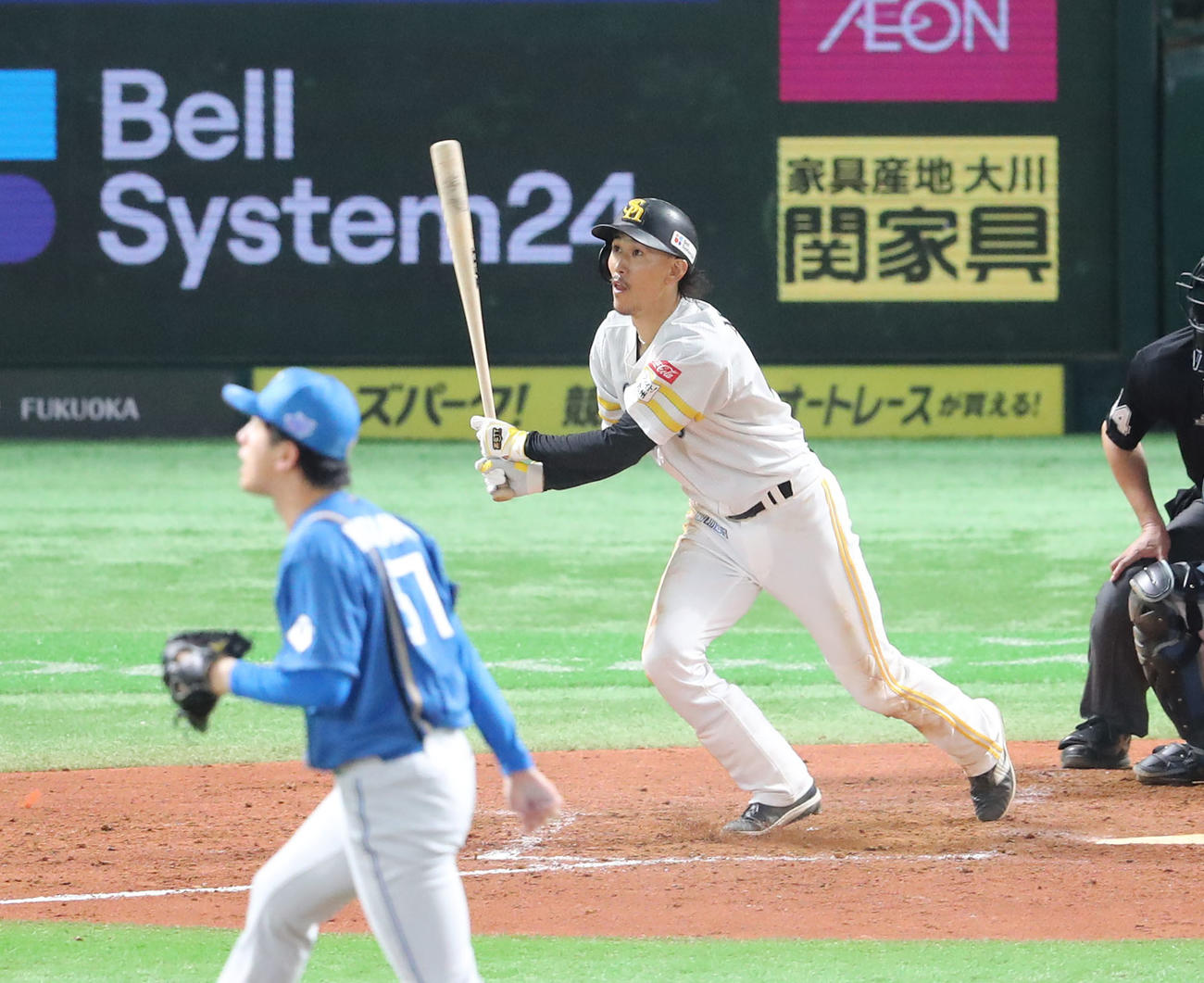 ソフトバンク対日本ハム　4回裏ソフトバンク無死一塁、三森は右越えに勝ち越しとなる2点本塁打を放つ（撮影・梅根麻紀）