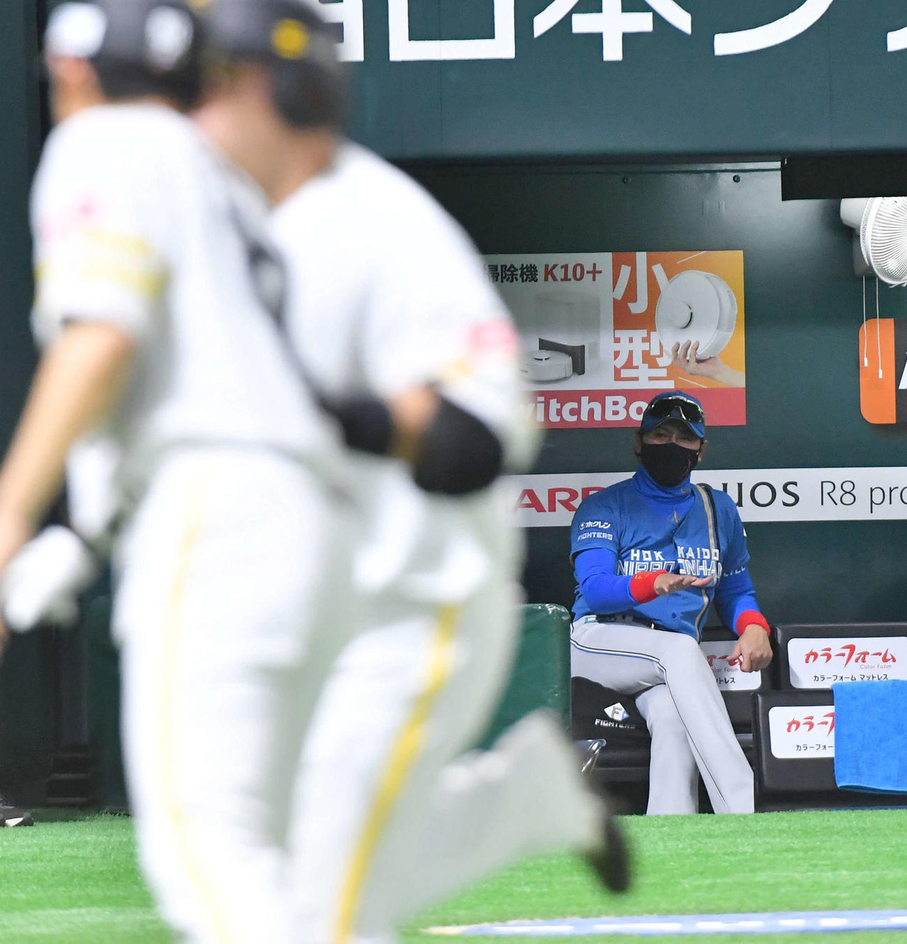 ソフトバンク対日本ハム　5回裏ソフトバンク無死、左中間へこの試合2本目の本塁打を放った山川（手前）を見つめる新庄監督（撮影・岩下翔太）