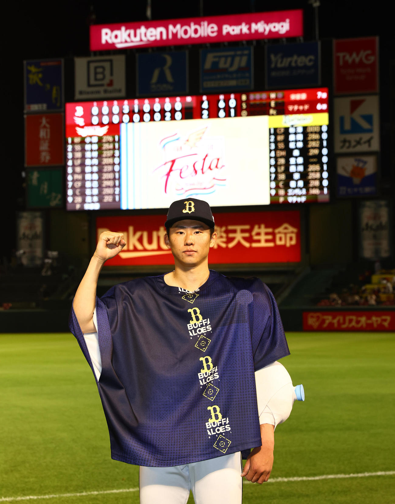 楽天対オリックス　勝利投手のオリックス曽谷はガッツポーズで写真に納まる（撮影・垰建太）