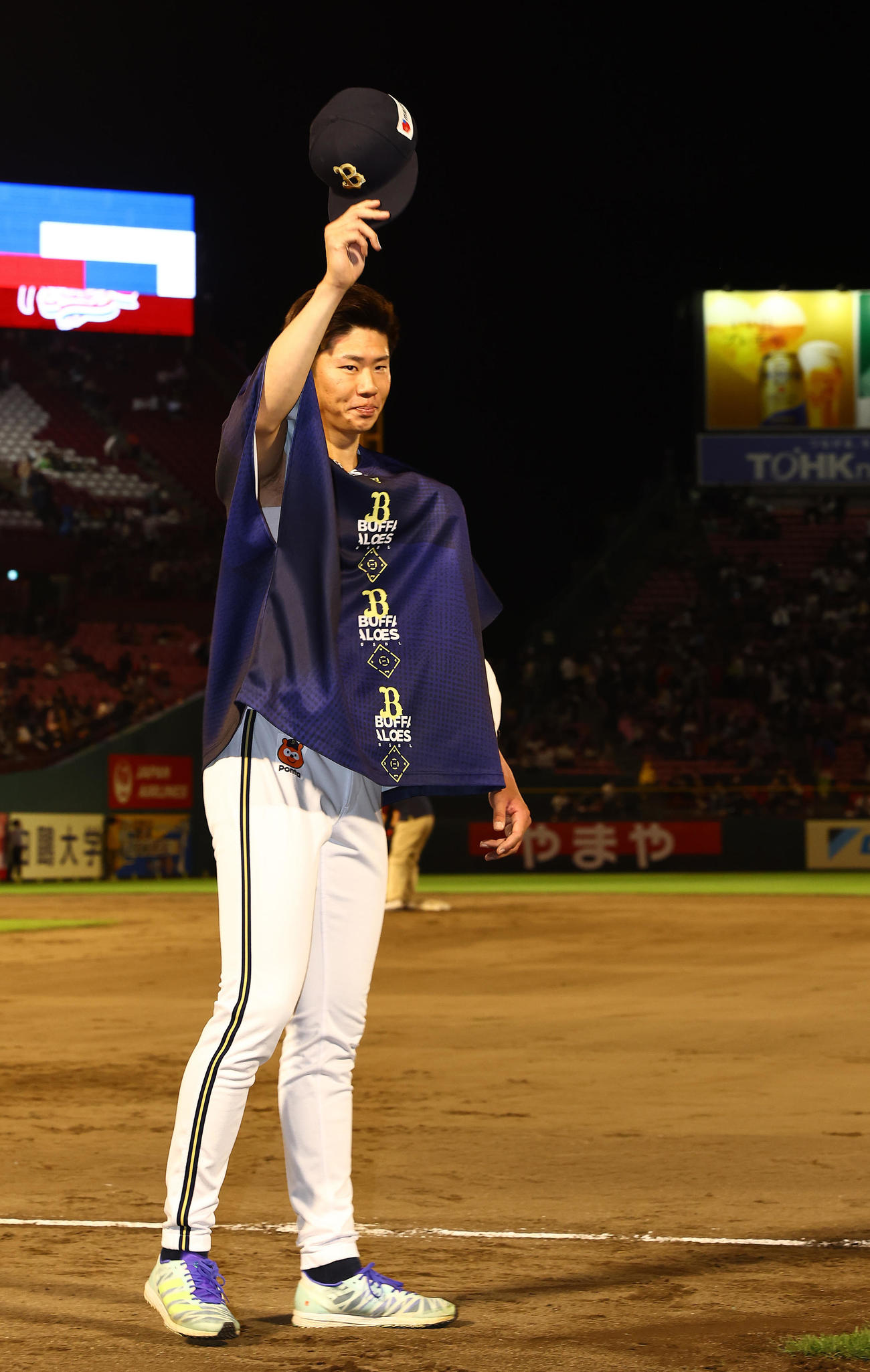 楽天対オリックス　勝利投手でヒーローインタビューを受けたオリックス曽谷はファンの声援に応える（撮影・垰建太）