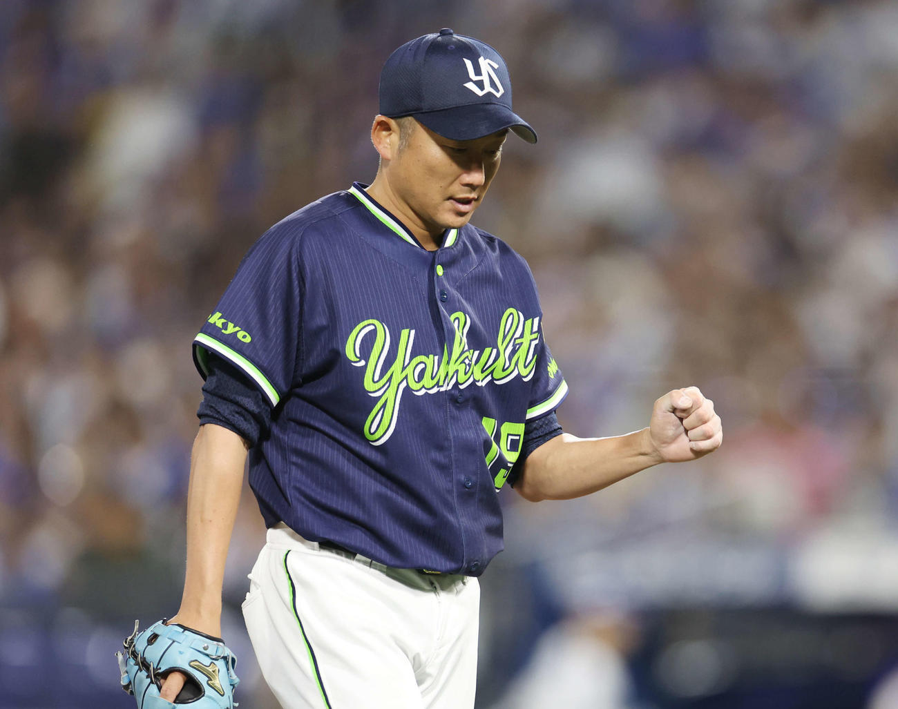 DeNA対ヤクルト　4回裏を無失点に抑え、ガッツポーズするヤクルト石川（撮影・宮地輝）