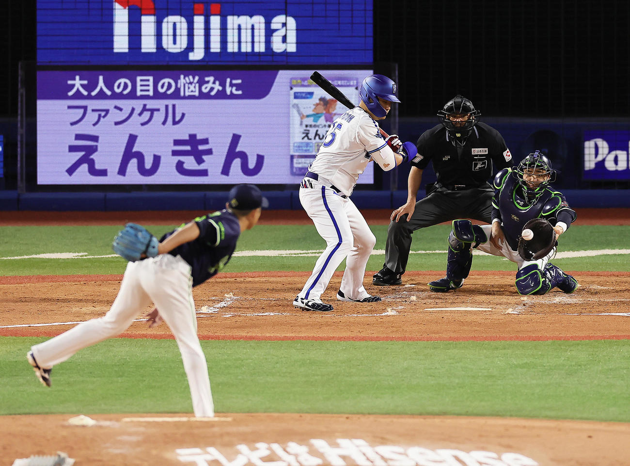 DeNA対ヤクルト　2回裏DeNA1死二塁、四球で出塁する筒香。投手石川（撮影・足立雅史）