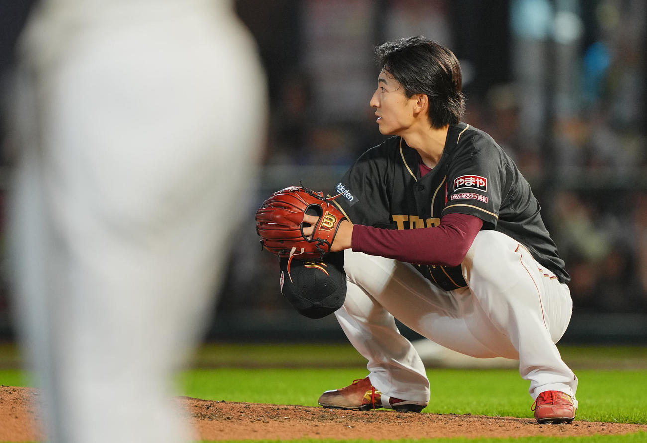 楽天対オリックス　4回表オリックス2死二、三塁、セデーニョに3点本塁打を浴びぼうぜんと座り込む荘司（撮影・垰建太）