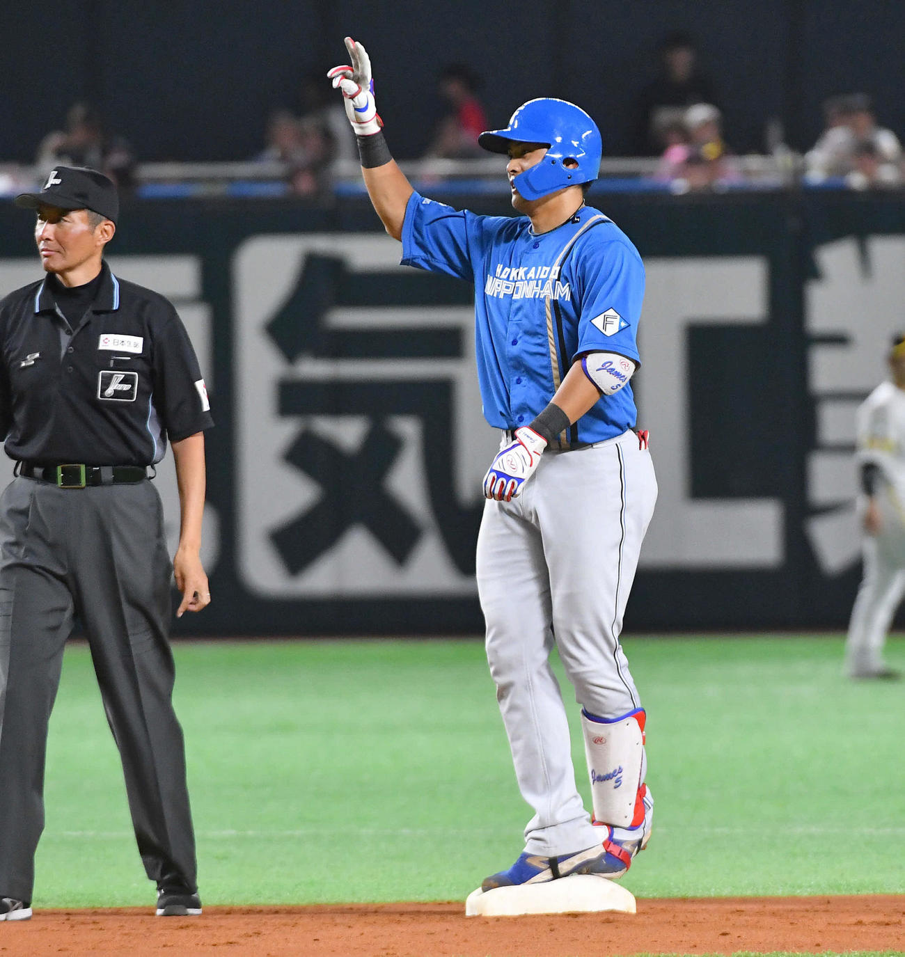 ソフトバンク対日本ハム　2回表日本ハム無死、エンタイトル右二塁打で出塁し、ベンチに向かってポーズを決める野村（撮影・岩下翔太）
