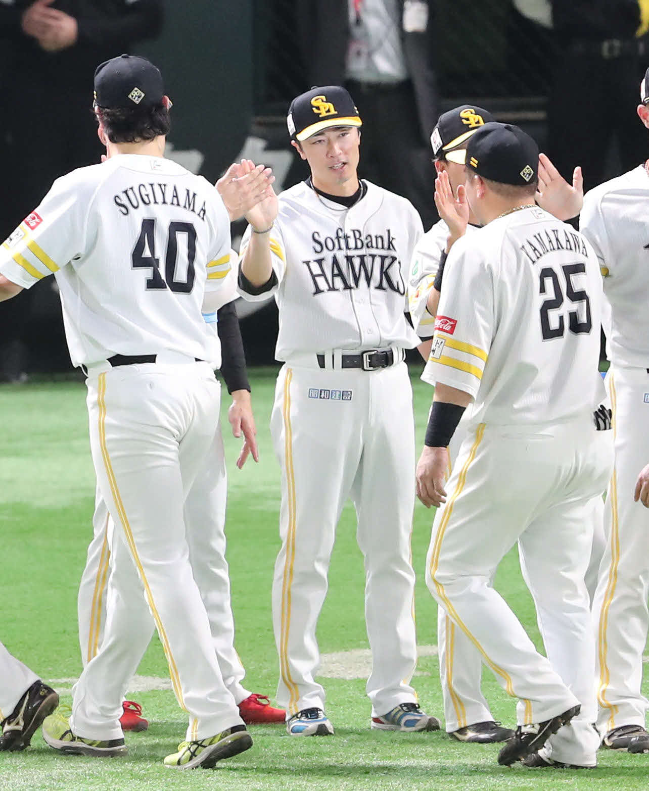 ソフトバンク対日本ハム　勝利投手となった和田はナインを出迎える（撮影・梅根麻紀）