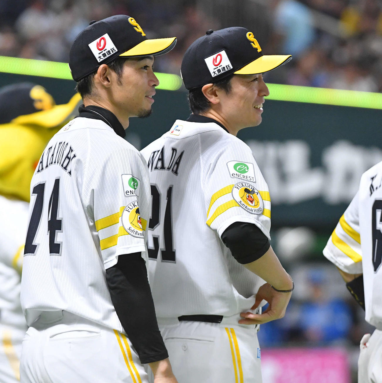 ソフトバンク対日本ハム　今季初勝利を挙げ、笑顔を見せる和田。左は又吉（撮影・岩下翔太）
