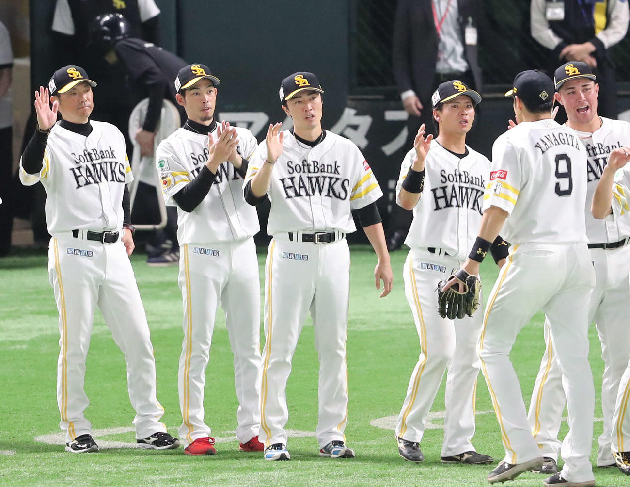 ソフトバンク対日本ハム　勝利投手となった和田はナインを出迎える、左は小久保監督（撮影・梅根麻紀）