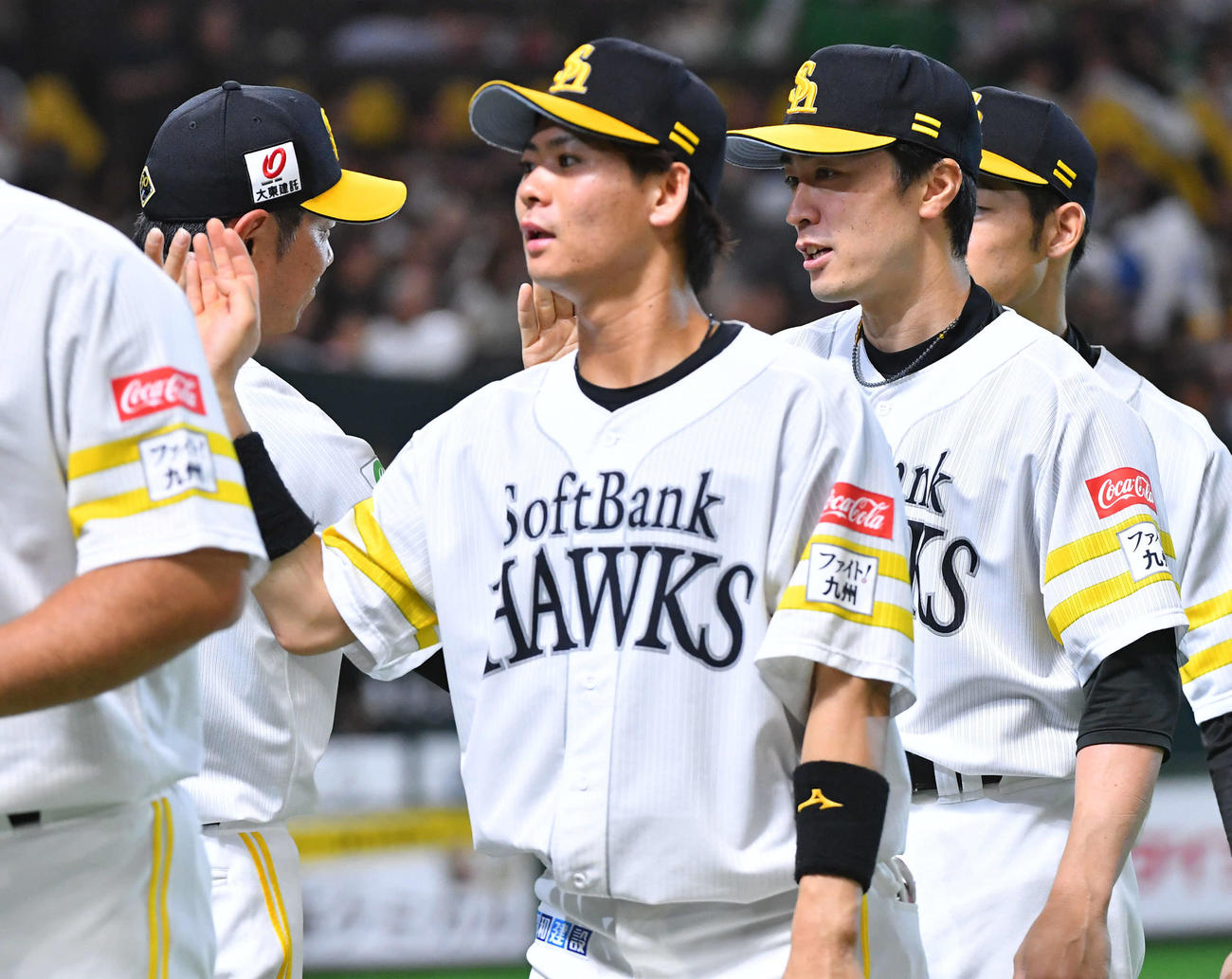 ソフトバンク対日本ハム　今季初勝利を挙げ、小久保監督（左）とタッチを交わす和田（右から2人目）（撮影・岩下翔太）