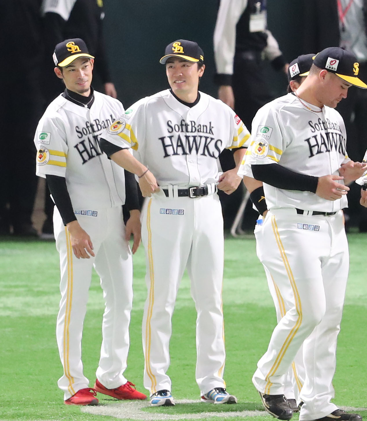 ソフトバンク対日本ハム　勝利投手となった和田は笑顔を見せる、左は又吉（撮影・梅根麻紀）