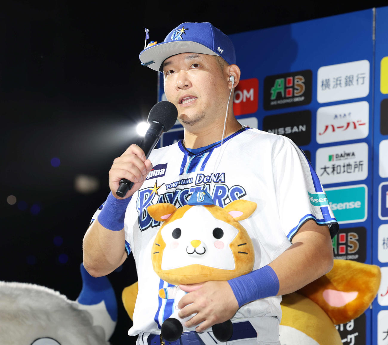 DeNA対ヤクルト　ヒーローインタビューで話すDeNA筒香（撮影・宮地輝）