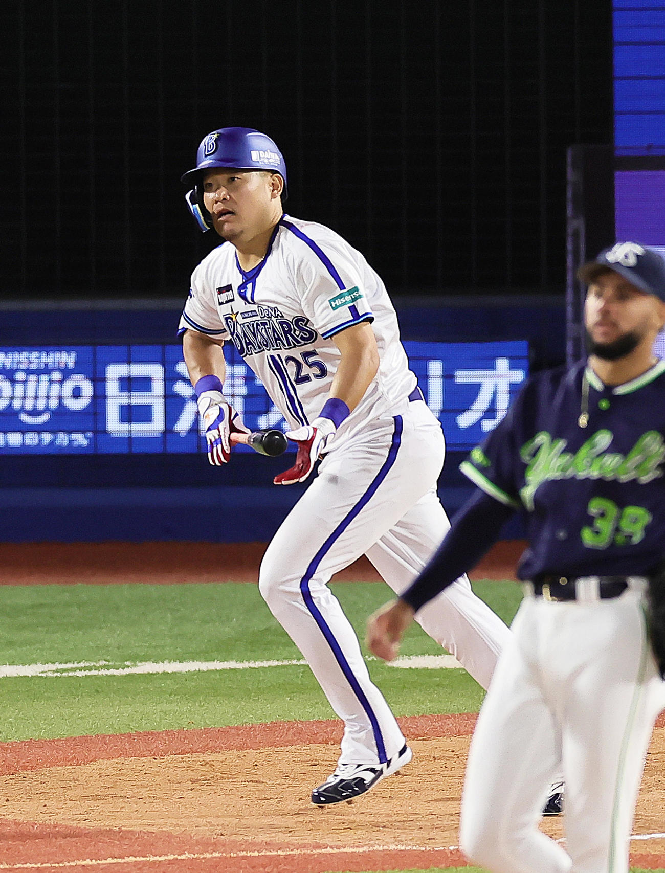 DeNA対ヤクルト　8回裏DeNA、2死一、二塁、筒香は3点本塁打を放つ。投手エスパーダ（撮影・足立雅史）