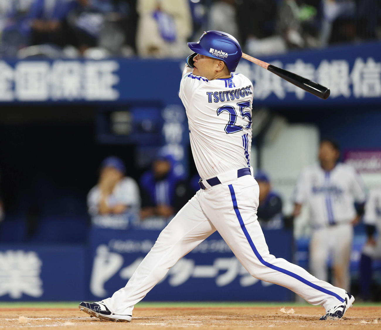 DeNA対ヤクルト　8回裏DeNA2死一、右中間へ逆転3点本塁打を放つ筒香（撮影・宮地輝）