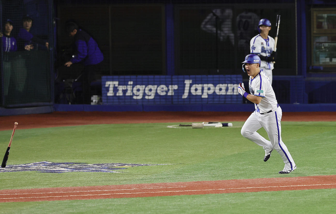 DeNA対ヤクルト　8回裏DeNA、2死一、二塁、筒香は3点本塁打を放つ（撮影・足立雅史）