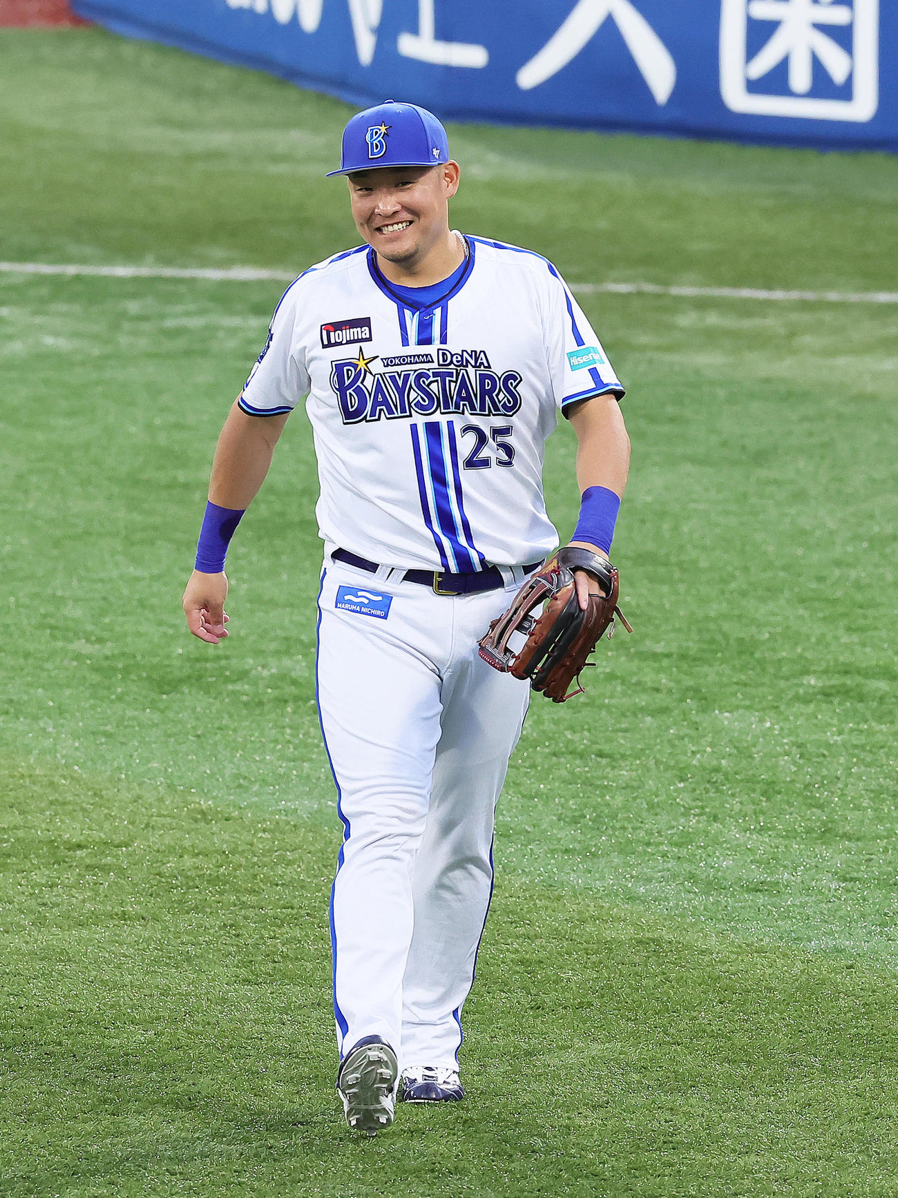 DeNA対ヤクルト　1回表ヤクルト1死、丸山和の左飛を捕球し笑顔を見せる筒香（撮影・足立雅史）