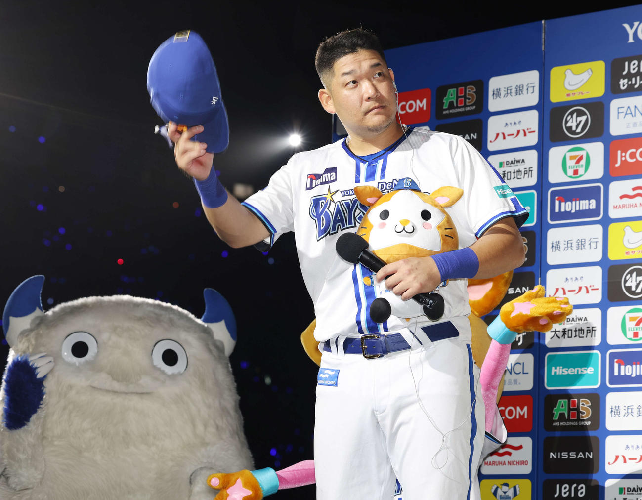 DeNA対ヤクルト　勝利し、ファンにあいさつするDeNA筒香（撮影・宮地輝）