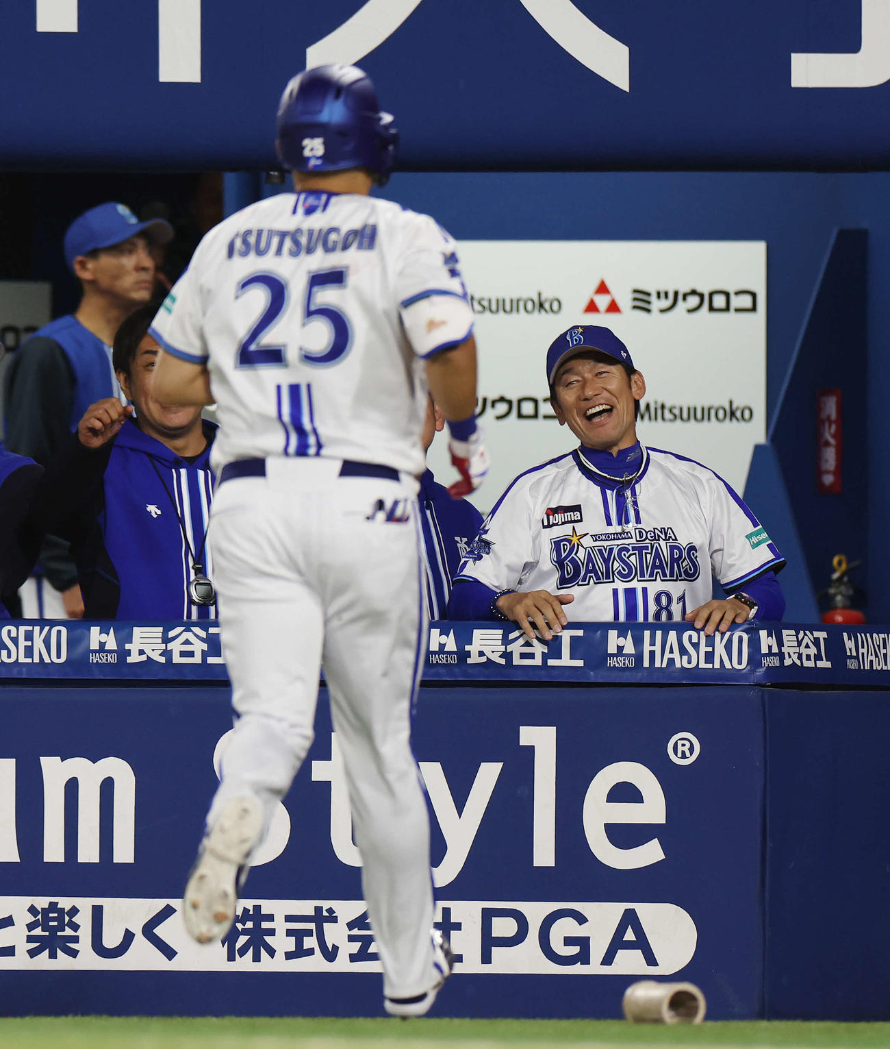 DeNA対ヤクルト　8回裏DeNA2死一、右中間へ逆転3点本塁打を放った筒香（手前）を笑顔で迎える三浦監督（撮影・宮地輝）