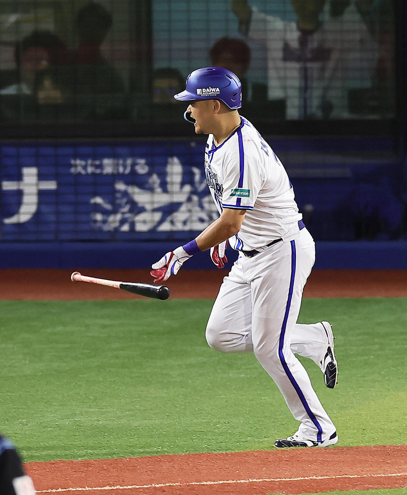 DeNA対ヤクルト　8回裏DeNA、2死一、二塁、筒香は3点本塁打を放つ（撮影・足立雅史）