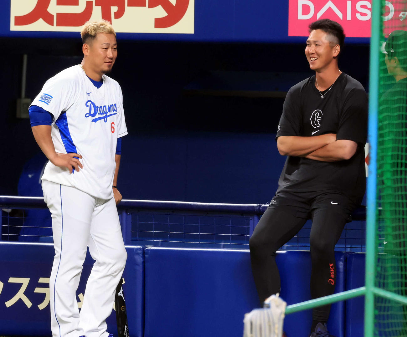 中日対巨人　この日1軍昇格した巨人秋広（右）は中日中田と談笑する（撮影・浅見桂子）