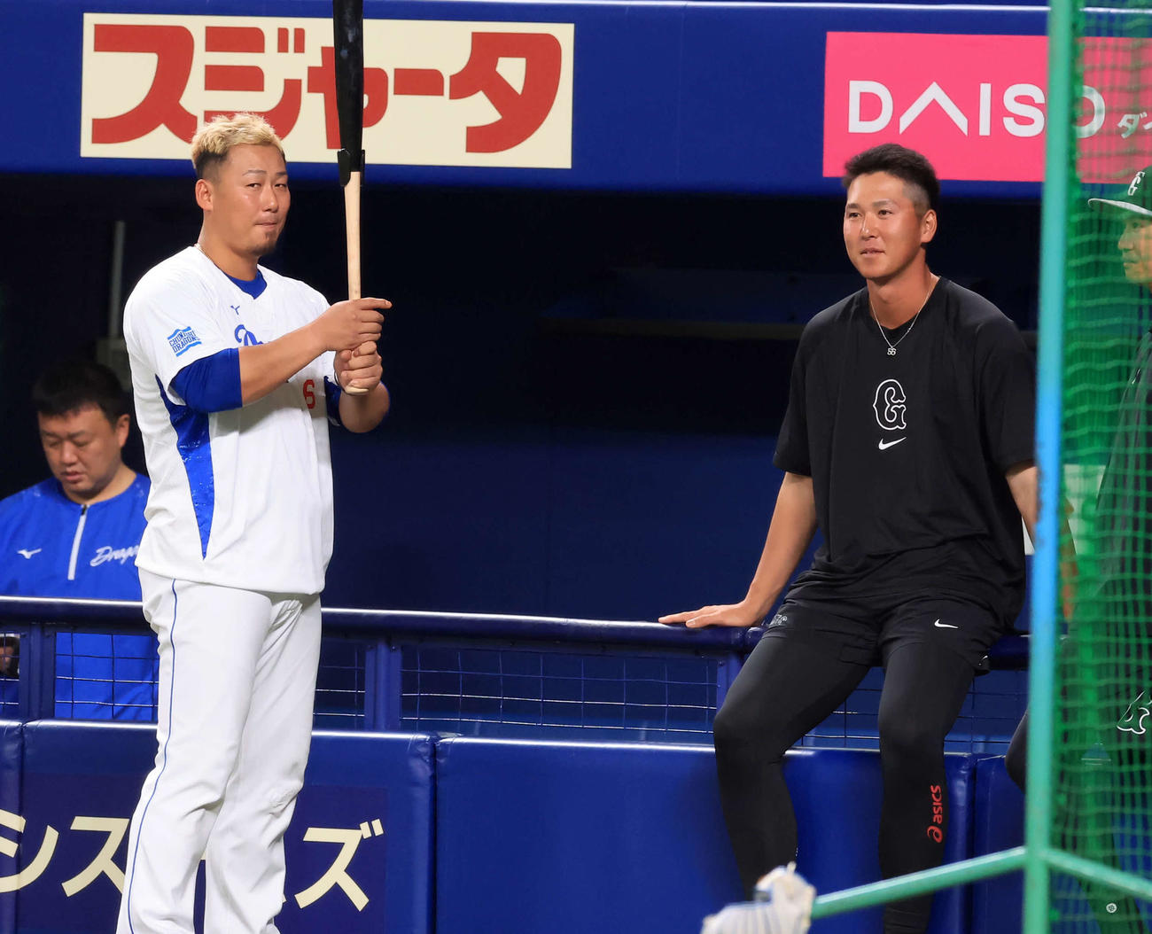 中日対巨人　この日1軍昇格した巨人秋広（右）は中日中田と談笑する（撮影・浅見桂子）