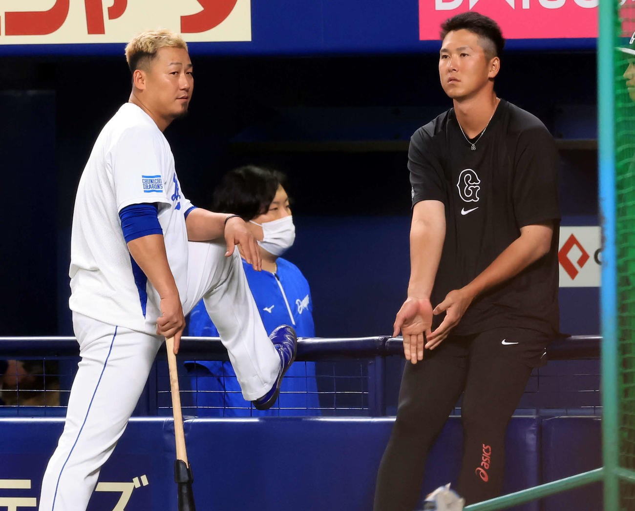 中日対巨人　この日1軍昇格した巨人秋広（右）は中日中田と話し込む（撮影・浅見桂子）