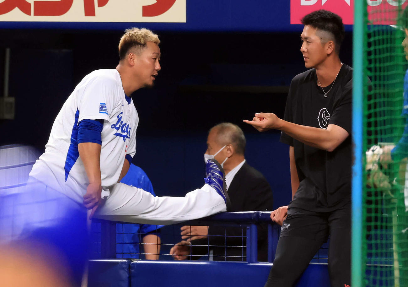 中日対巨人　この日1軍昇格した巨人秋広（右）は中日中田と話し込む（撮影・浅見桂子）