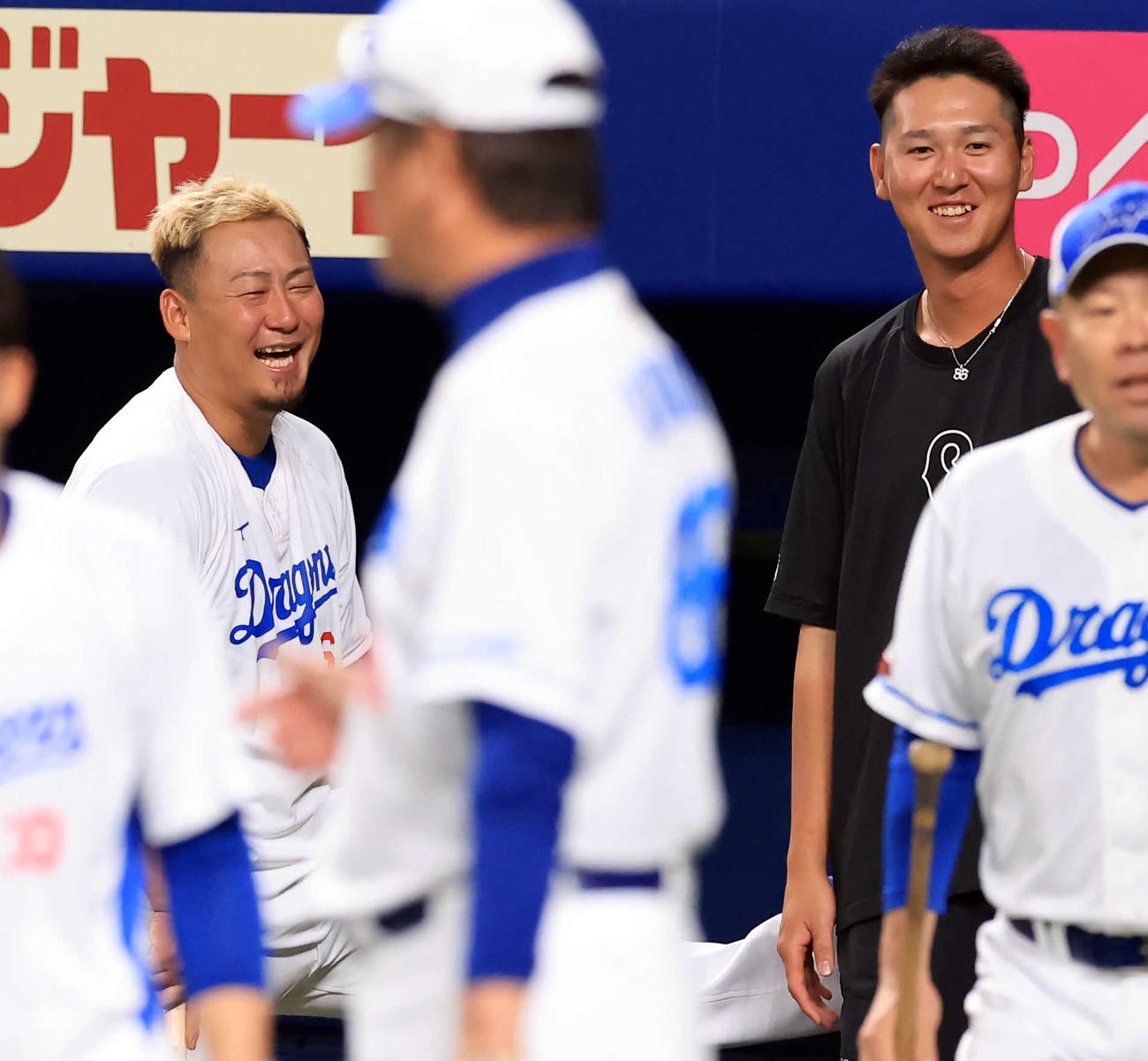 中日対巨人　この日1軍昇格した巨人秋広（右）は中日中田と談笑する（撮影・浅見桂子）