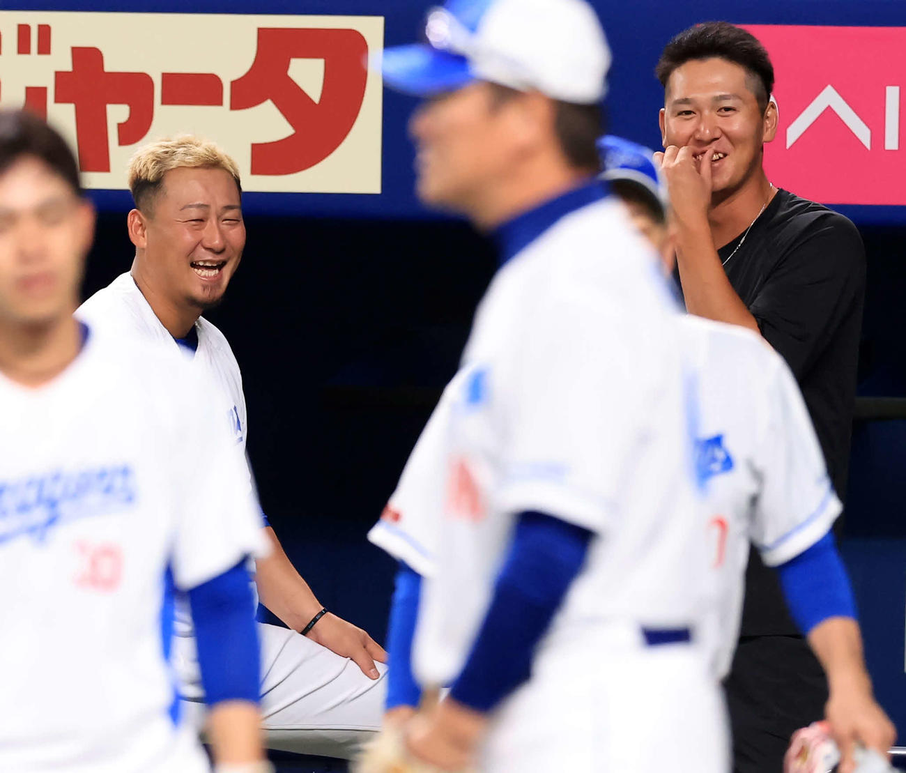 中日対巨人　この日1軍昇格した巨人秋広（右）は中日中田と談笑する（撮影・浅見桂子）