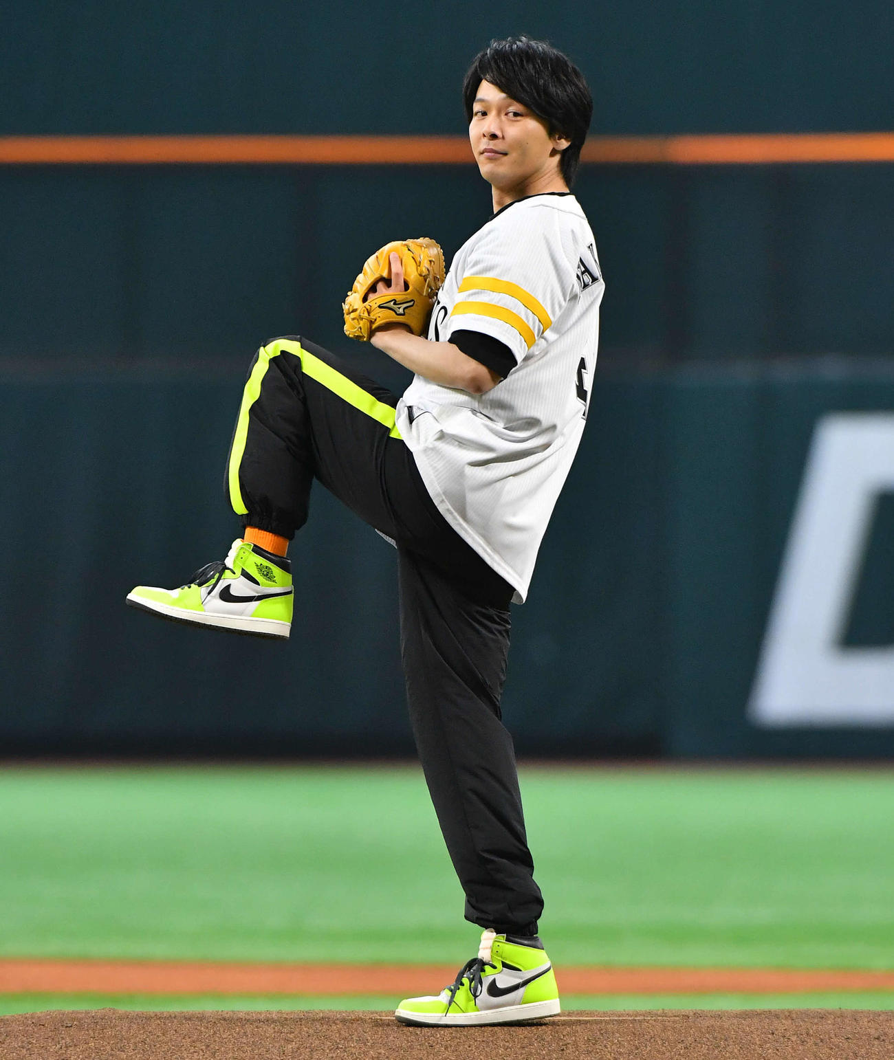 ソフトバンク対日本ハム　セレモニアルピッチを務めた俳優の中村倫也（撮影・岩下翔太）