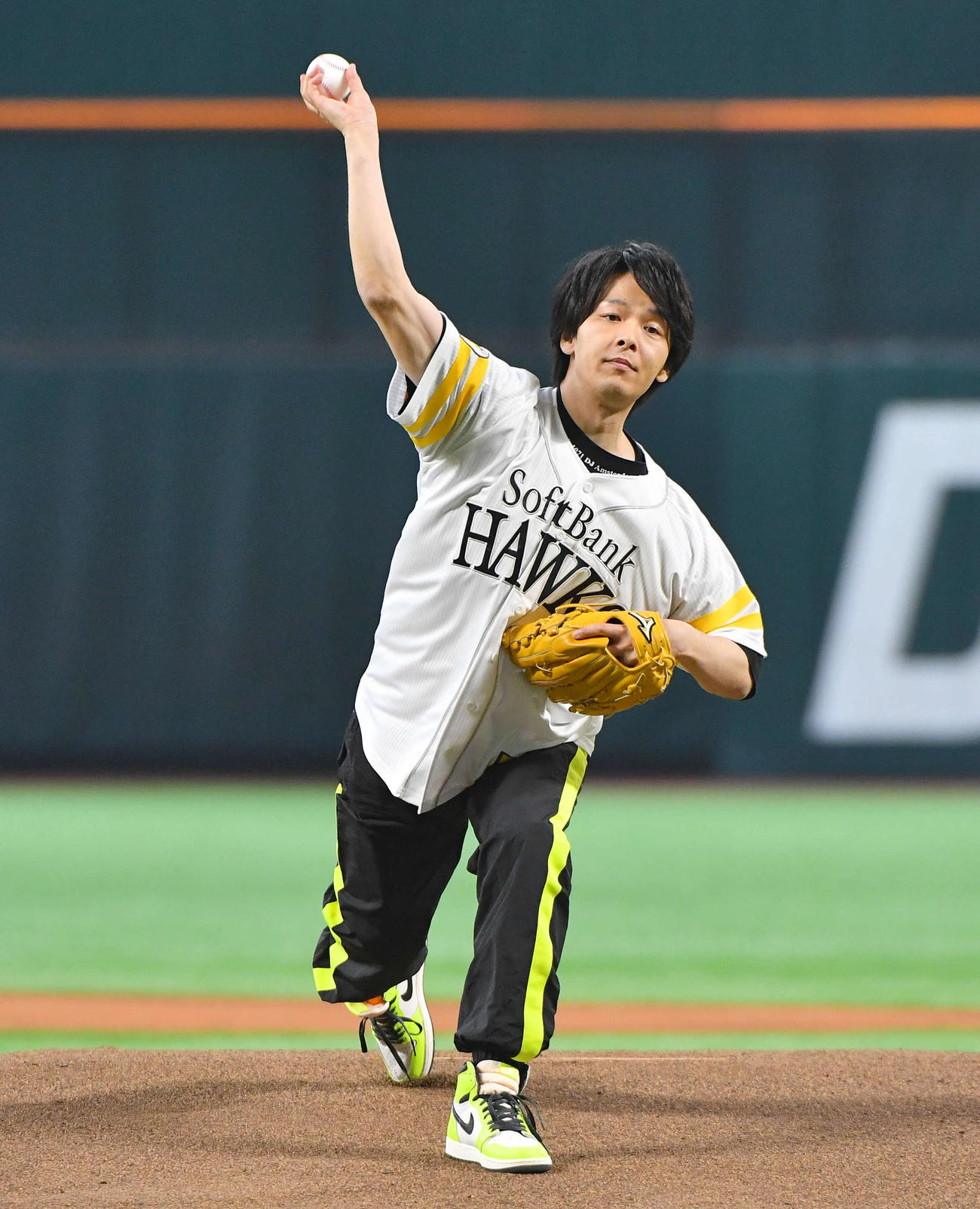 ソフトバンク対日本ハム　セレモニアルピッチを務めた俳優の中村倫也（撮影・岩下翔太）