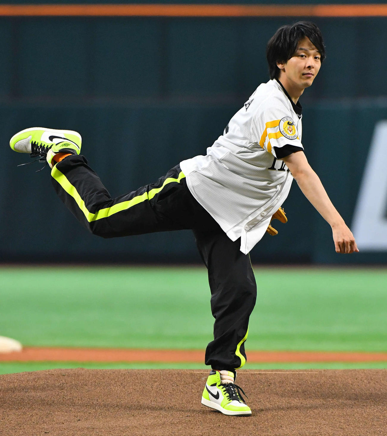 ソフトバンク対日本ハム　セレモニアルピッチを務めた俳優の中村倫也（撮影・岩下翔太）