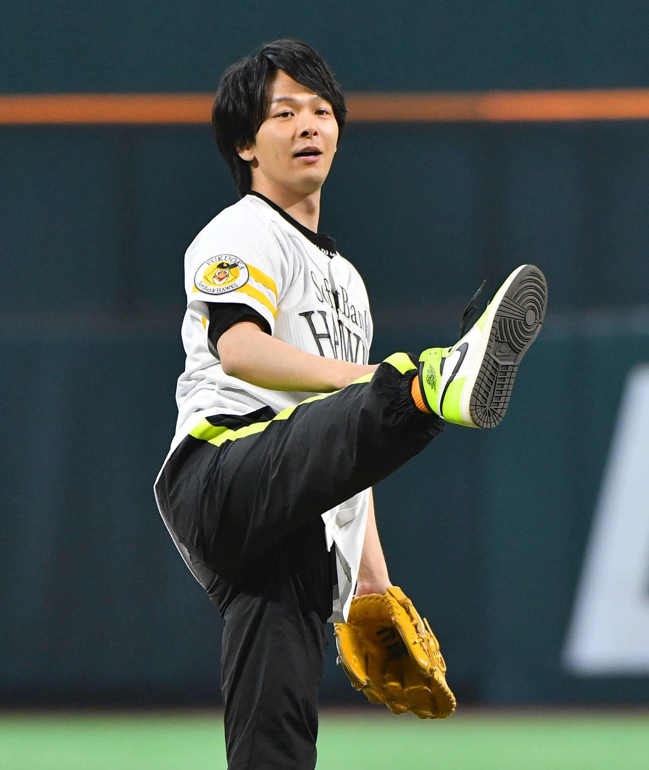 ソフトバンク対日本ハム　セレモニアルピッチを務めた俳優の中村倫也（撮影・岩下翔太）