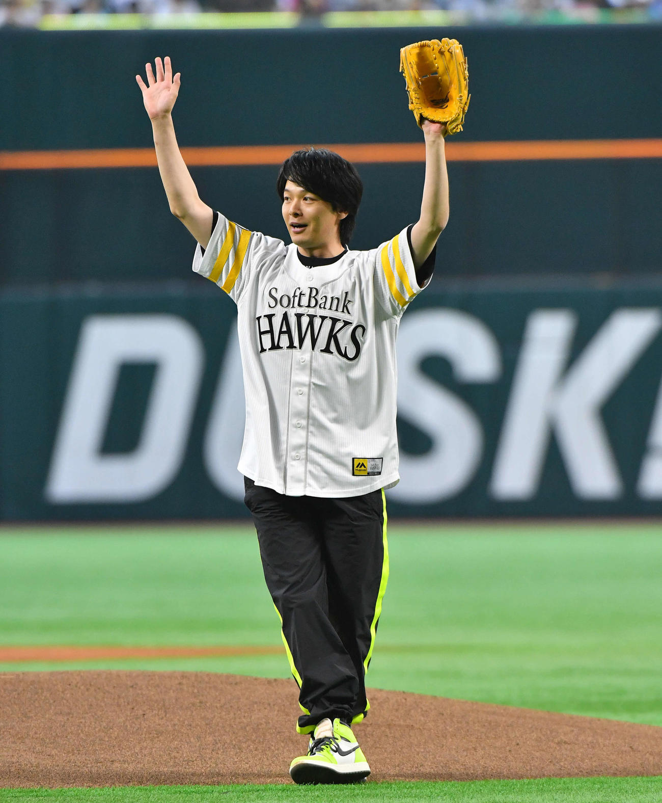 ソフトバンク対日本ハム　セレモニアルピッチを終えて手を振る俳優の中村倫也（撮影・岩下翔太）