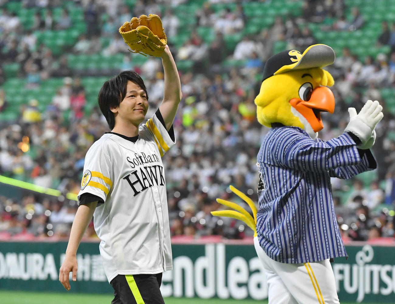 ソフトバンク対日本ハム　セレモニアルピッチを終え、手を振りながら引き揚げる俳優の中村倫也（撮影・岩下翔太）
