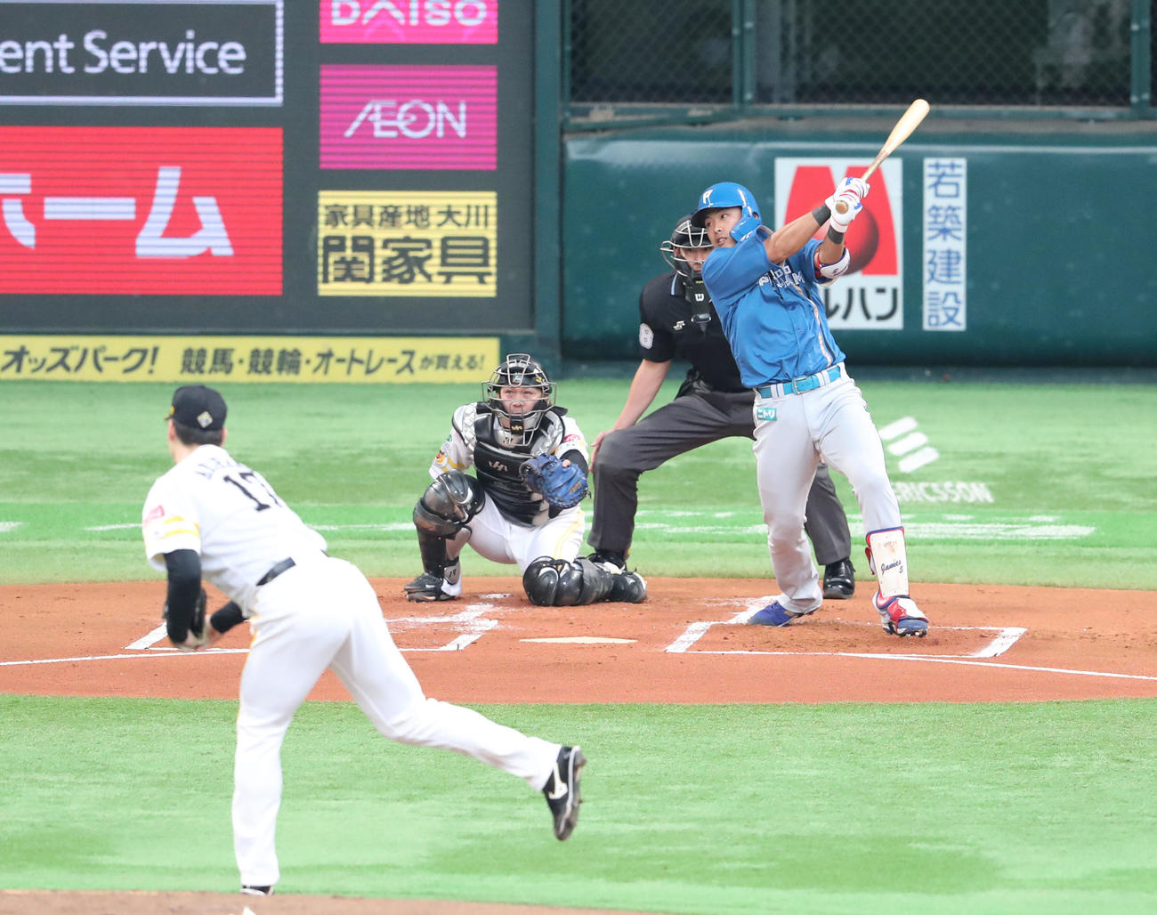 ソフトバンク対日本ハム　1回表日本ハム2死一、二塁、野村は右前に先制適時打を放つ（撮影・梅根麻紀）