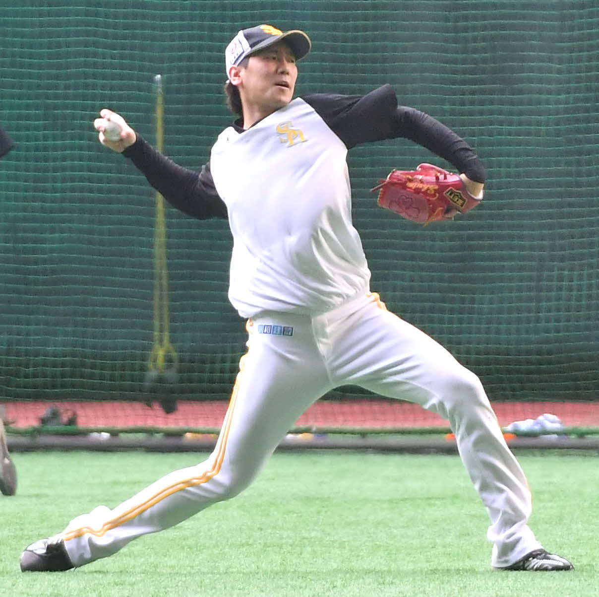 ソフトバンク対日本ハム　キャッチボールを行う石川（撮影・岩下翔太）