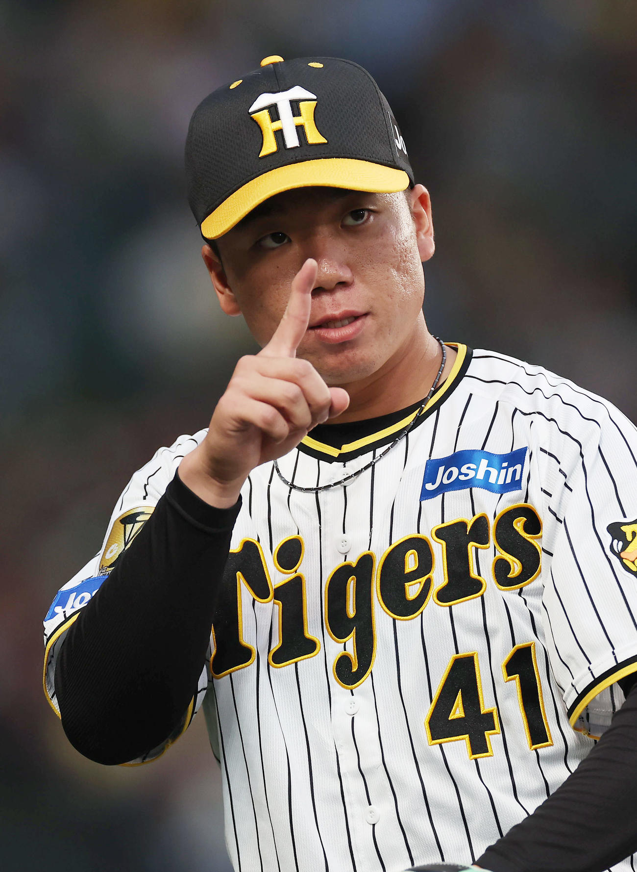 阪神対広島　3回表の投球に備える阪神村上（撮影・前田充）
