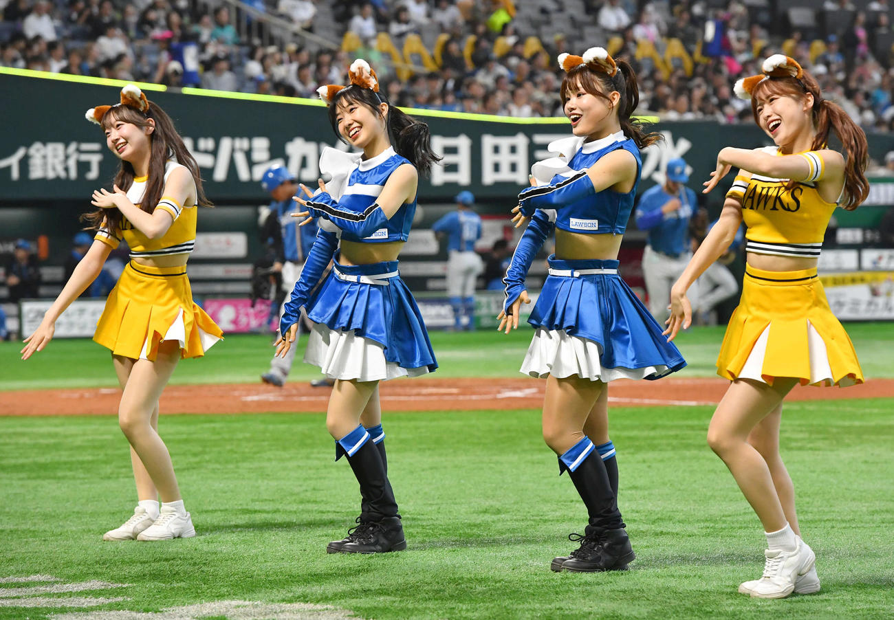 ソフトバンク対日本ハム　2回裏開始前、きつねダンスでハニーズとコラボするファイターズガール（撮影・岩下翔太）