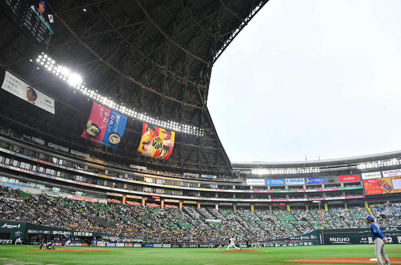ソフトバンク対日本ハム　「ルーフオープンデー」イベントで天井が開いたみずほペイペイドームで投げ込むソフトバンク先発の有原（撮影・岩下翔太）