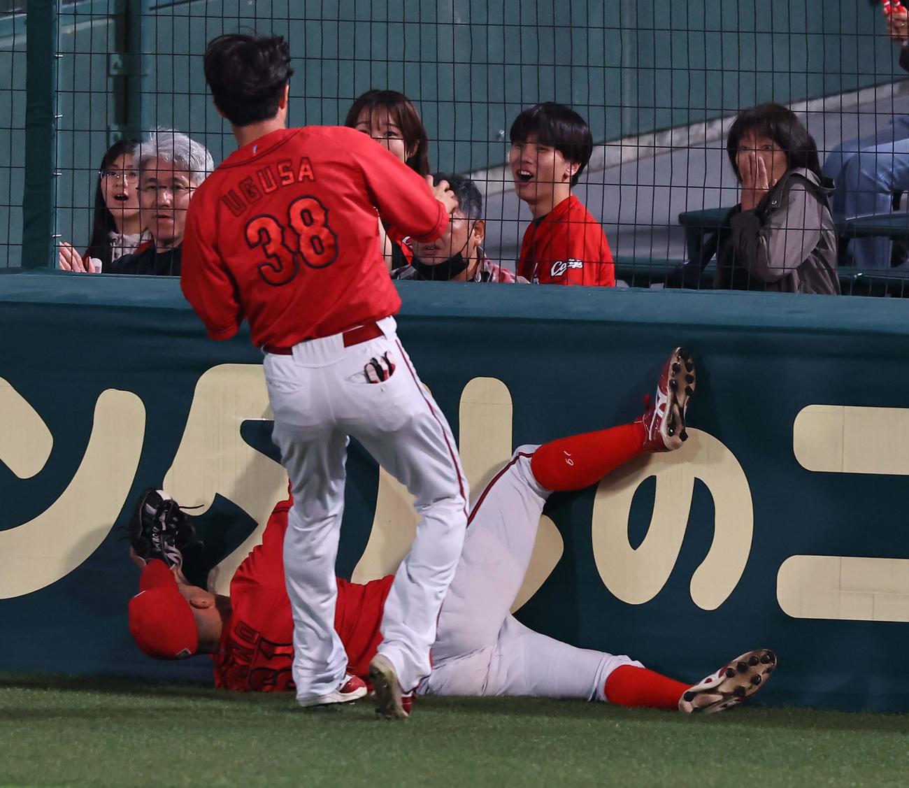 阪神対広島　4回裏阪神2死一塁、矢野は佐藤輝の遊邪飛を好捕する（撮影・上田博志）