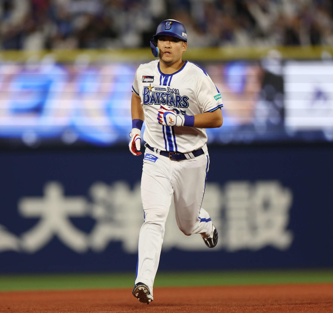 DeNA対ヤクルト　8回裏DeNA2死一、二塁、右中間へ逆転3点本塁打を放ち、ダイヤモンドを回る筒香（撮影・宮地輝）