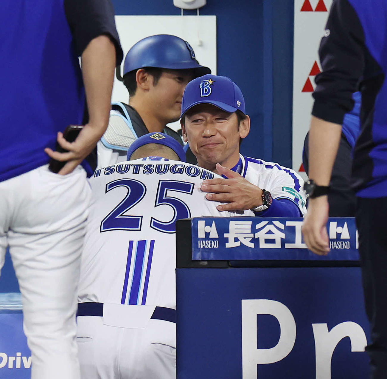 DeNA対ヤクルト　勝利し、DeNA筒香（手前）をねぎらう三浦監督（撮影・宮地輝）