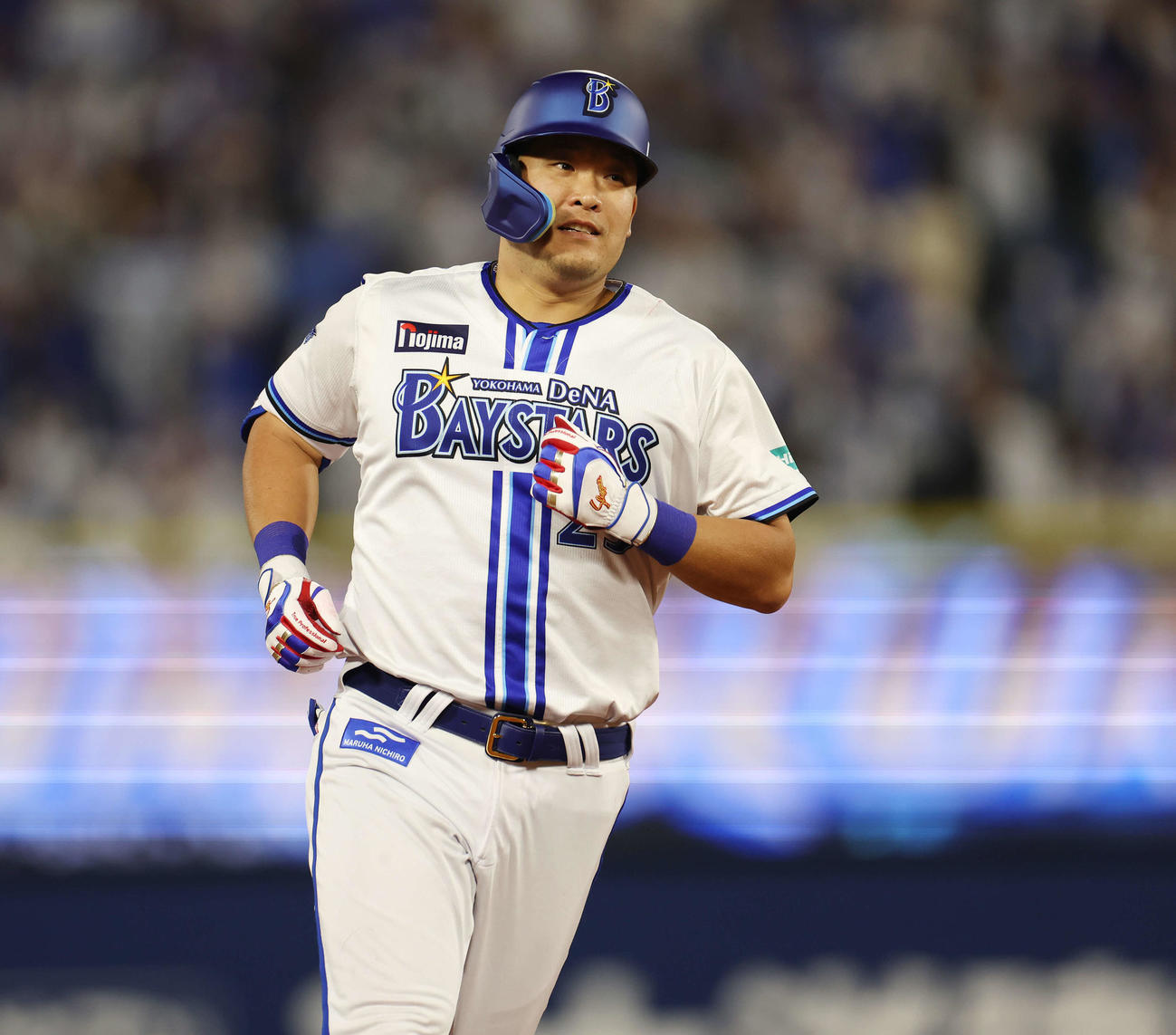 DeNA対ヤクルト　8回裏DeNA2死一、右中間へ逆転3点本塁打を放ち、ダイヤモンドを回る筒香（撮影・宮地輝）