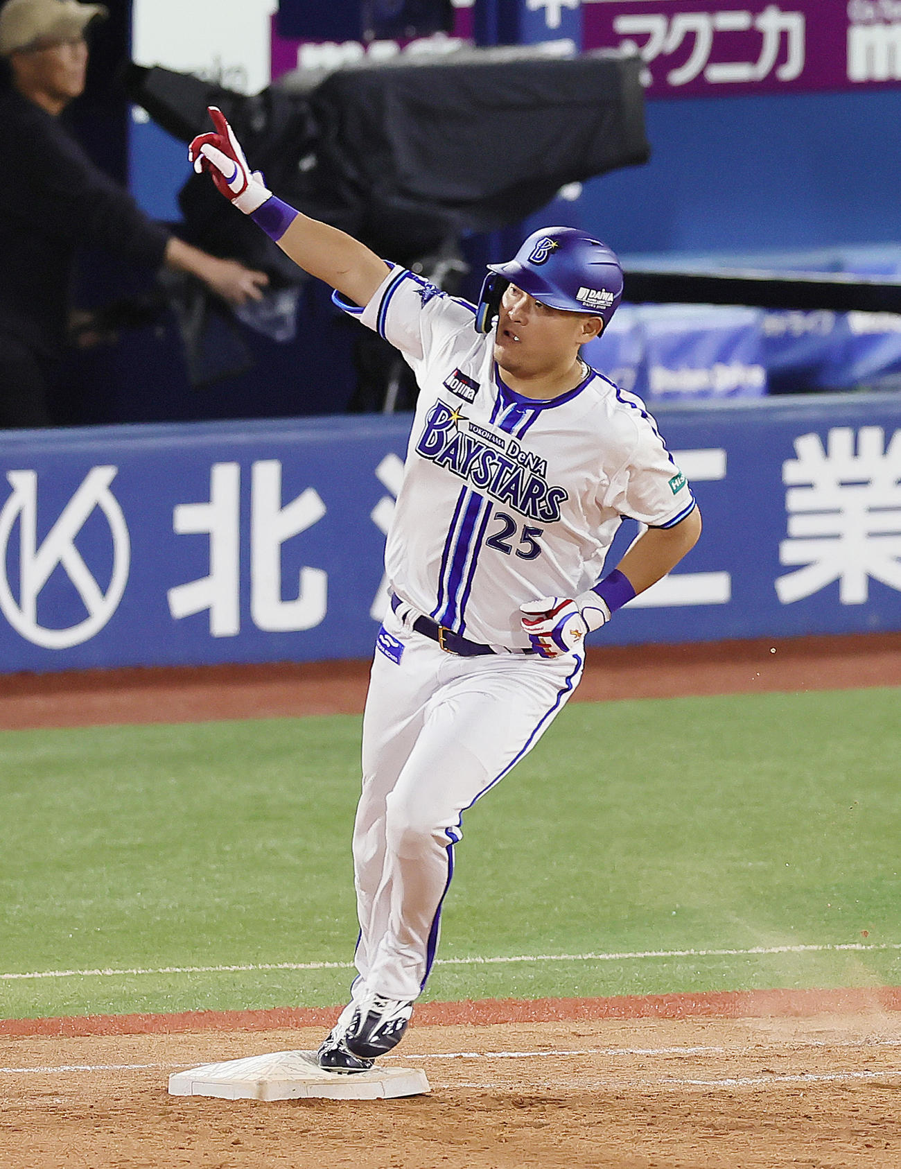 DeNA対ヤクルト　8回裏DeNA、2死一、二塁、筒香は3点本塁打を放ちスタンドを指さす（撮影・足立雅史）