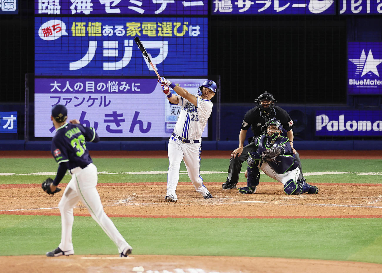 DeNA対ヤクルト　8回裏DeNA、2死一、二塁、筒香は3点本塁打を放つ（撮影・足立雅史）