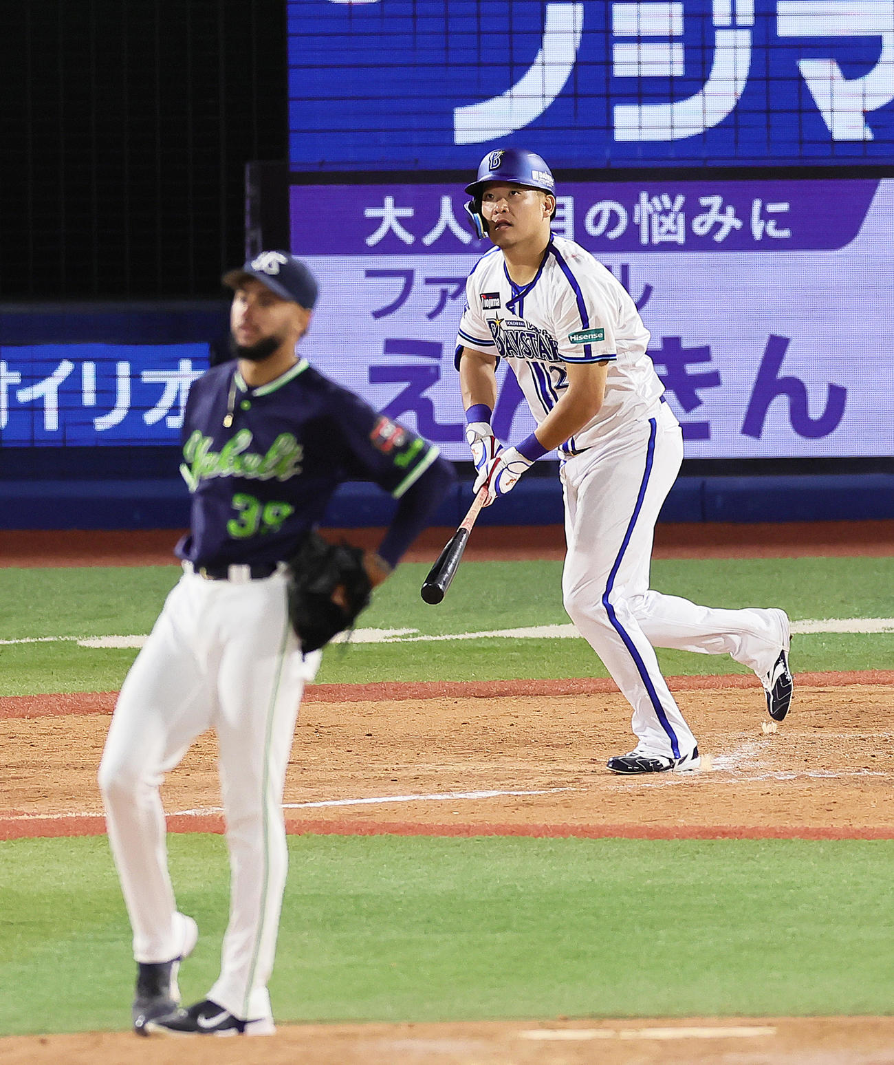 DeNA対ヤクルト　8回裏DeNA、2死一、二塁、筒香は3点本塁打を放つ。投手エスパーダ（撮影・足立雅史）