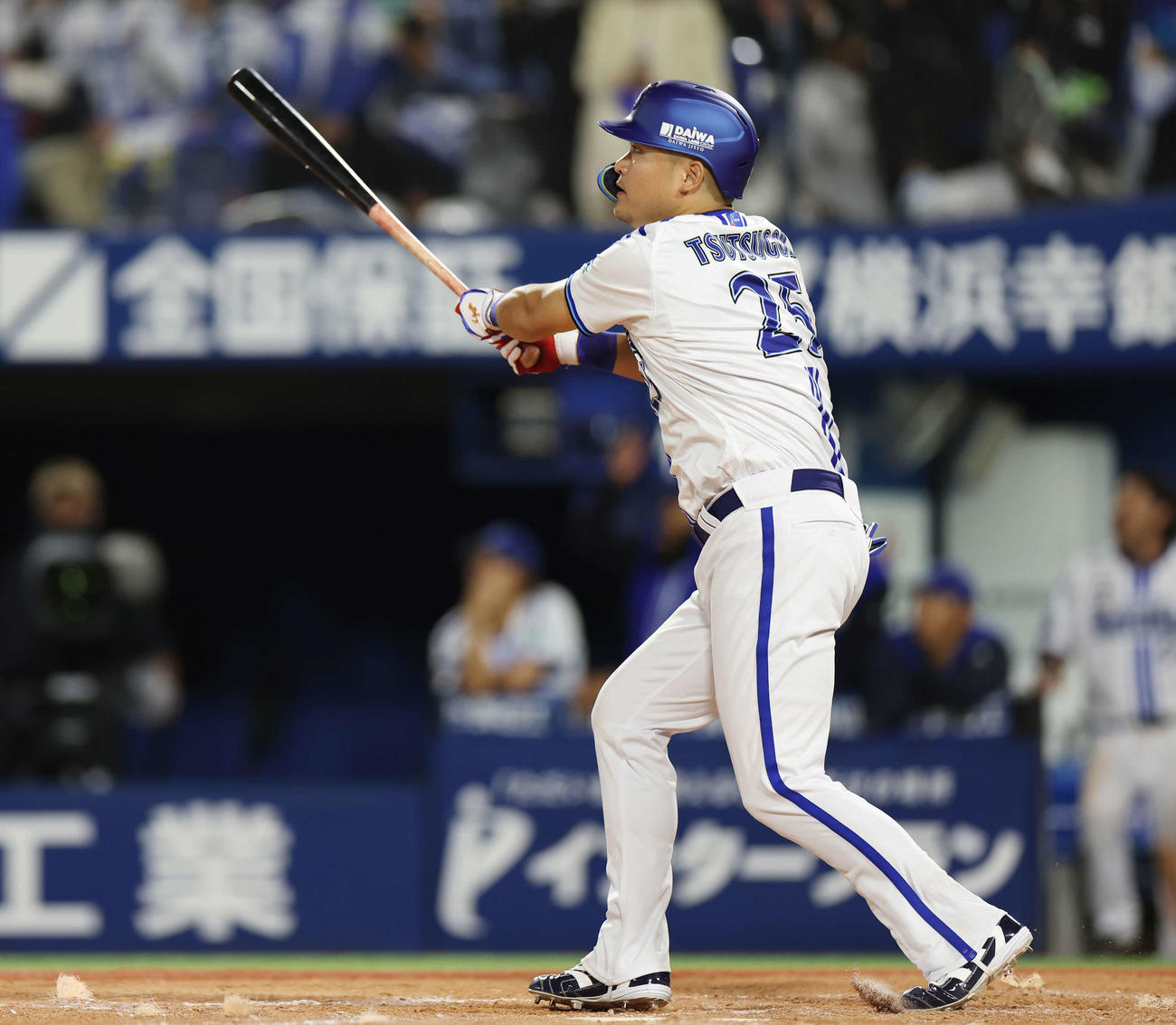 DeNA対ヤクルト　8回裏DeNA2死一、右中間へ逆転3点本塁打を放つ筒香（撮影・宮地輝）