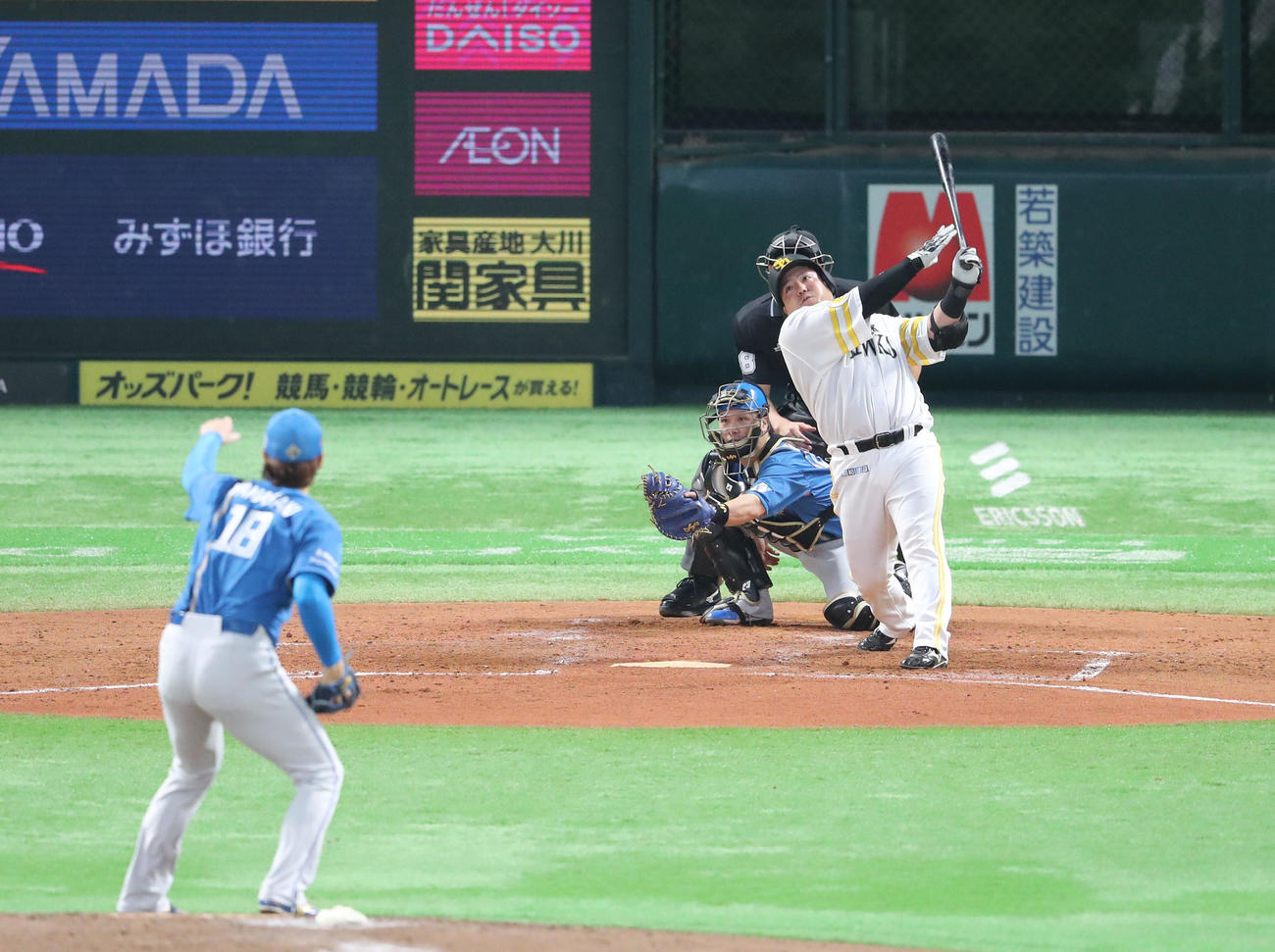 ソフトバンク対日本ハム　4回裏ソフトバンク無死、山川は右越えに同点となる本塁打を放つ（撮影・梅根麻紀）
