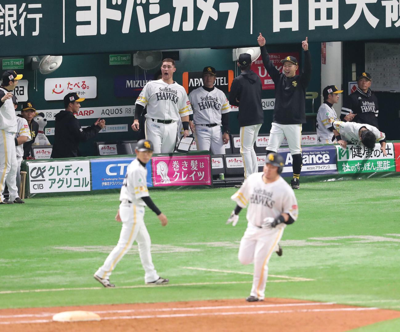 ソフトバンク対日本ハム　4回裏ソフトバンク無死、山川は右越えに同点となる本塁打を放つ、盛り上がるナイン（撮影・梅根麻紀）