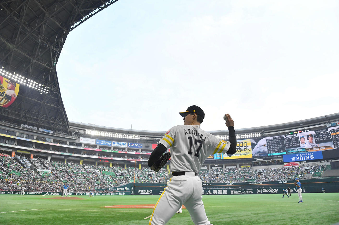 ソフトバンク対日本ハム　1回裏、「ルーフオープンデー」イベントで天井が開いたみずほペイペイドームでキャッチボールを行う有原（撮影・岩下翔太）
